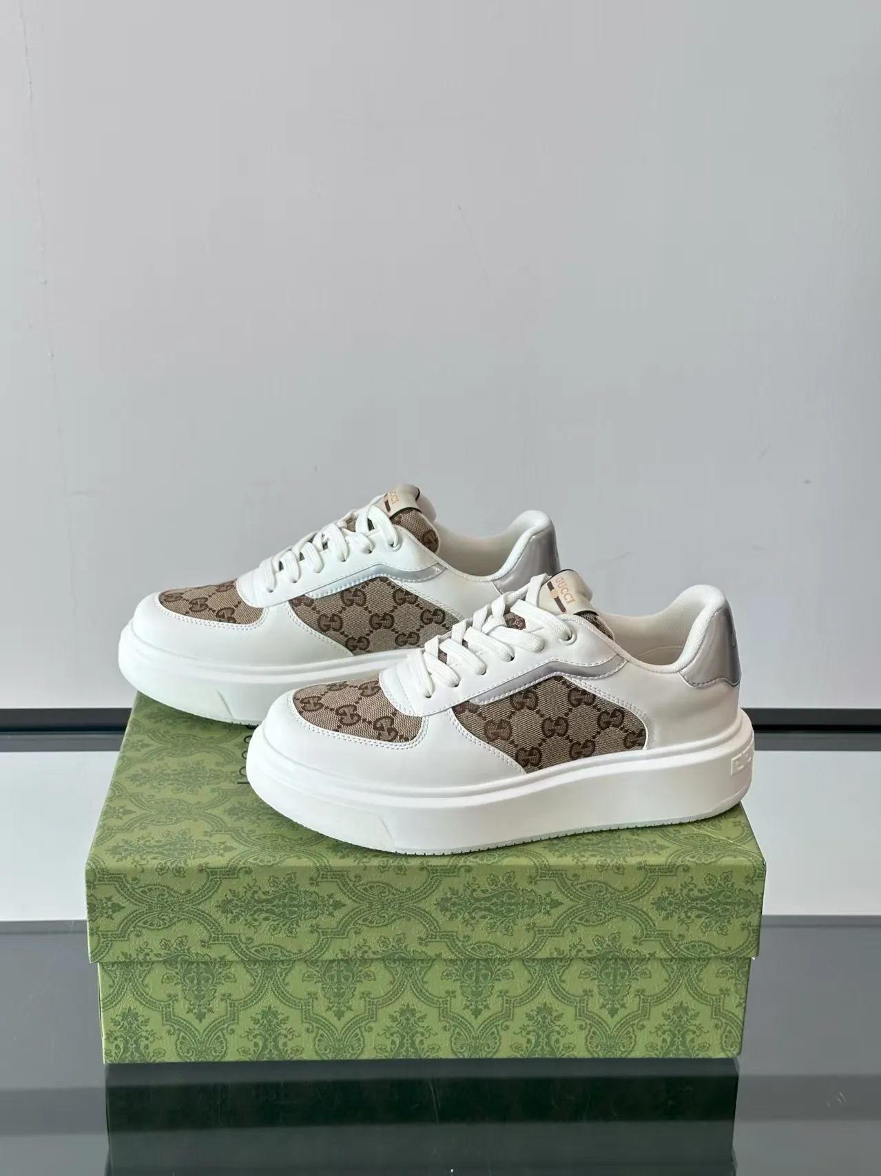 Factory price: 480💰New men's shoes GUCCI [Lightning] latest shoes shipped. Original quality, fashionable, special materials, sheepskin lining, new packaging. The foot feels super comfortable and the workmanship is impeccable. Size: 38-44, customized 45